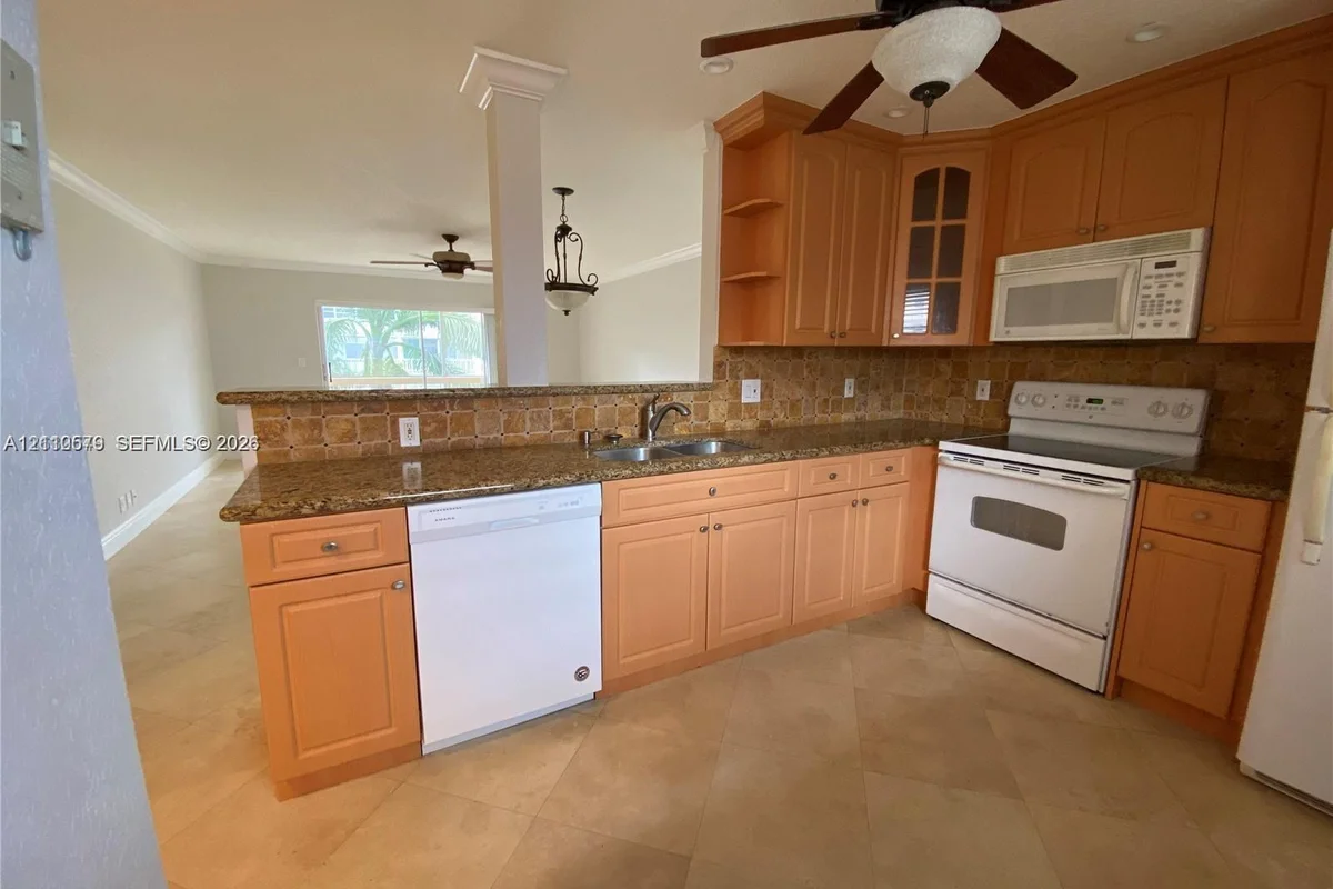 232 NE 12th Ave #301, Hallandale Beach: photo 1 of 21
