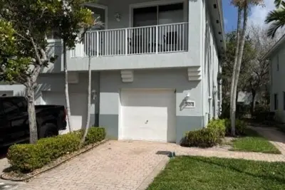 3013 Laurel Ridge Cir, Riviera Beach: photo 1 of 12