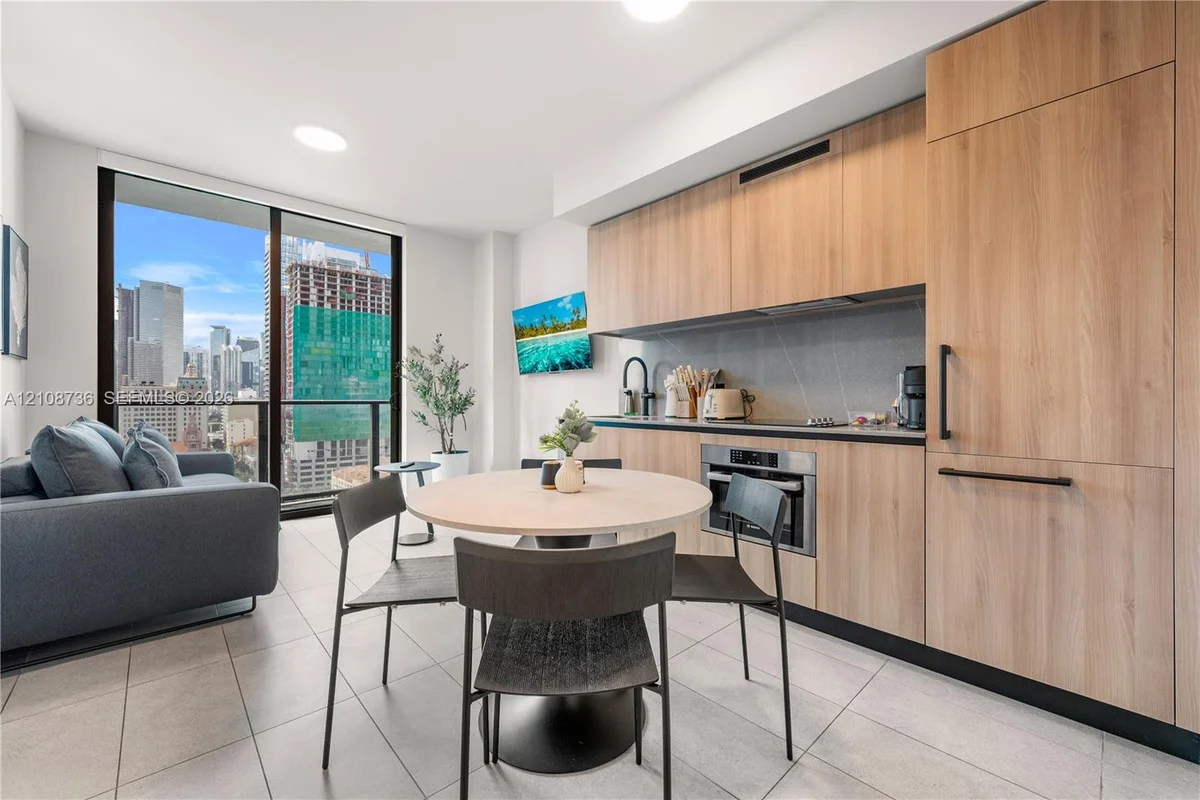 121 NE 5th St #1602, Miami: photo 1 of 23