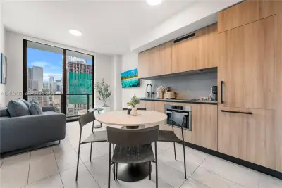121 NE 5th St #1602, Miami: photo 1 of 23