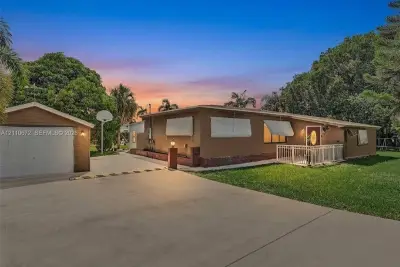 5220 SW 26th Ave, Dania Beach: photo 1 of 85