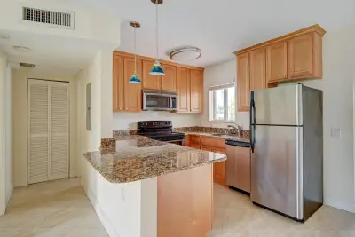 410 SW 15th St #204, Pompano Beach: photo 1 of 8