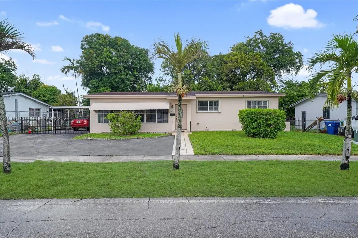 611 NE 177th St, Miami: photo 1 of 38