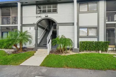 20761 NE 4th Pl #104, Miami: photo 1 of 29
