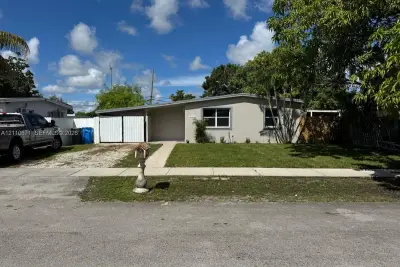 4541 SW 40th St, West Park: photo 1 of 33