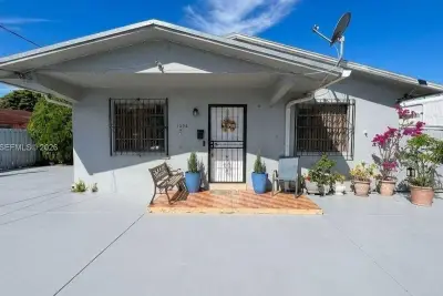 1004 NW 33rd Ave, Miami: photo 1 of 32