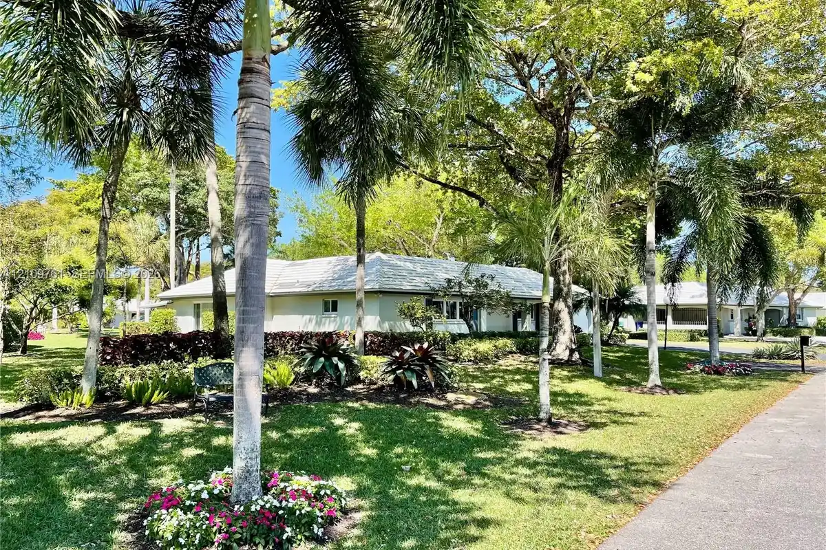 807 E Cypress Ln #V-49, Pompano Beach: photo 1 of 36