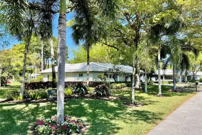 807 E Cypress Ln #V-49, Pompano Beach: photo 1 of 36