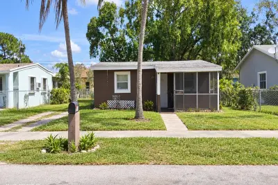 House in Pompano Beach: photo 1 of 2