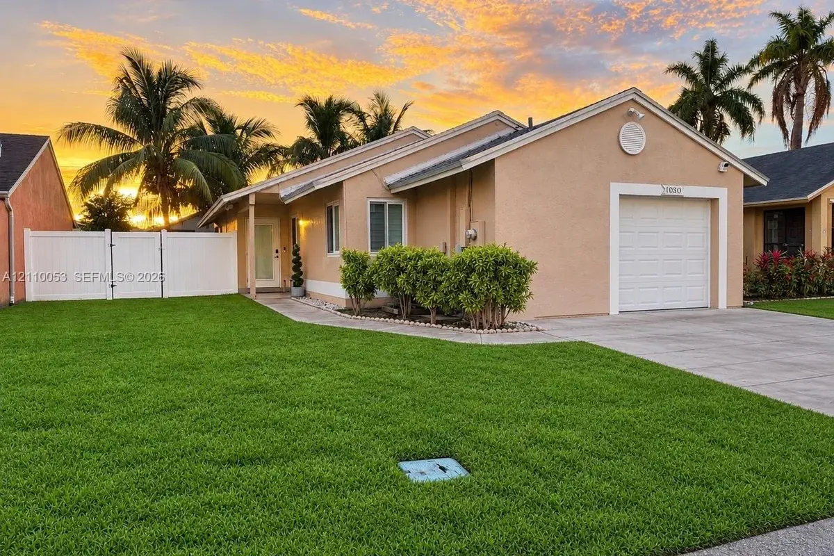 1030 SW 111th Ave, Pembroke Pines: photo 1 of 24