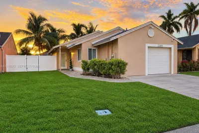 1030 SW 111th Ave, Pembroke Pines: photo 1 of 24