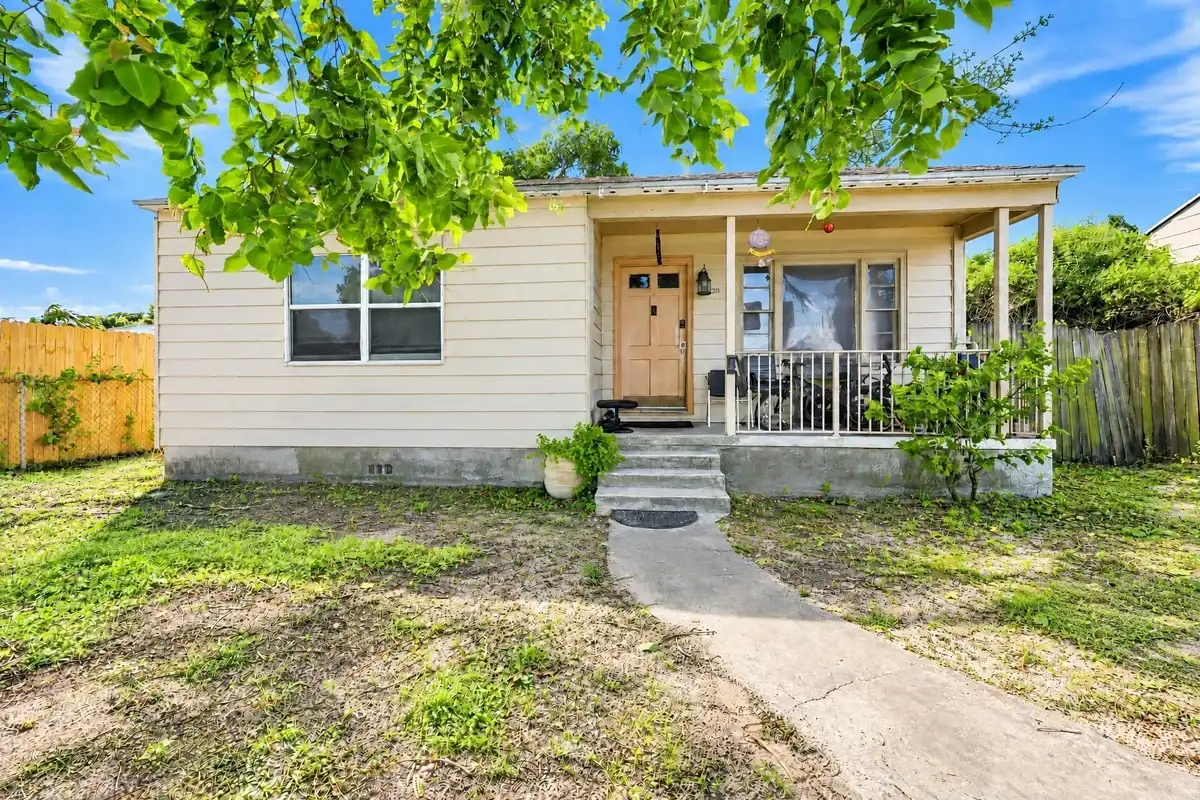 628 58th St, West Palm Beach: photo 1 of 23