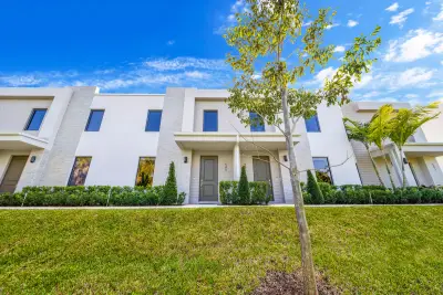 545 NW 17th St, Fort Lauderdale: photo 1 of 37