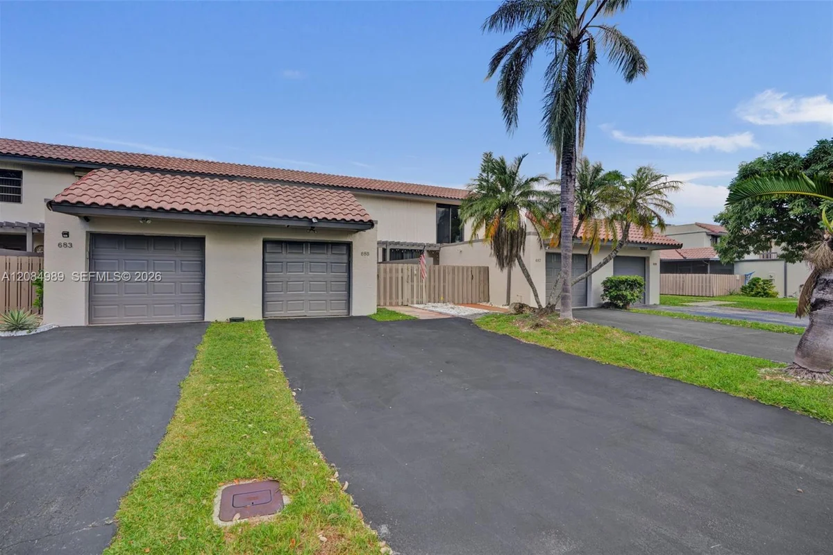 685 NE 206th Ter, Miami: photo 1 of 40