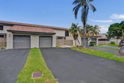685 NE 206th Ter, Miami: photo 1 of 40
