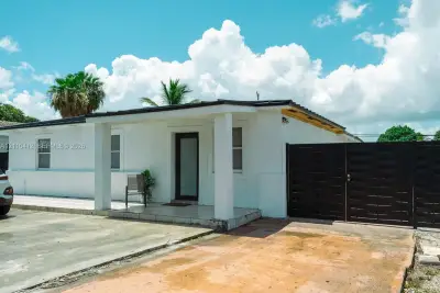90 E 41st St, Hialeah: photo 1 of 19