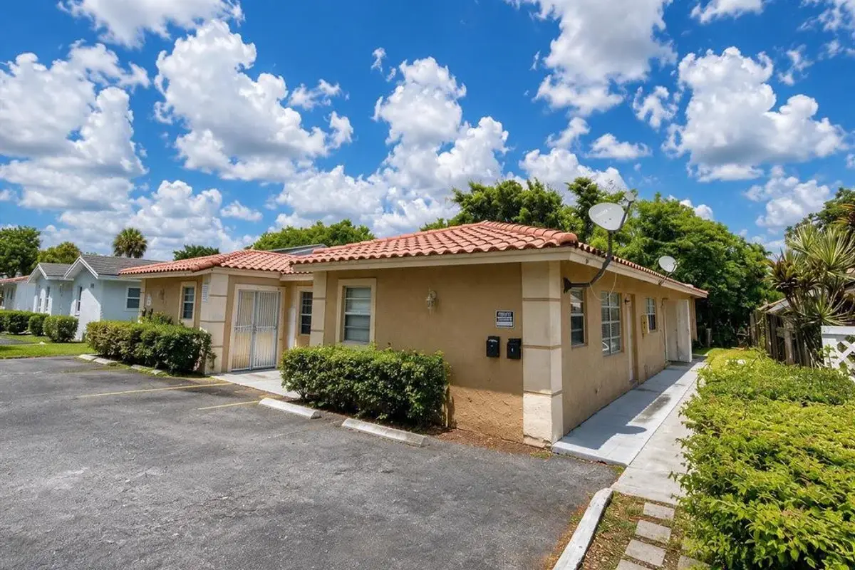 4125 Woodside Dr #1-4, Coral Springs: photo 1 of 19