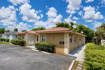 4125 Woodside Dr #1-4, Coral Springs: photo 1 of 19