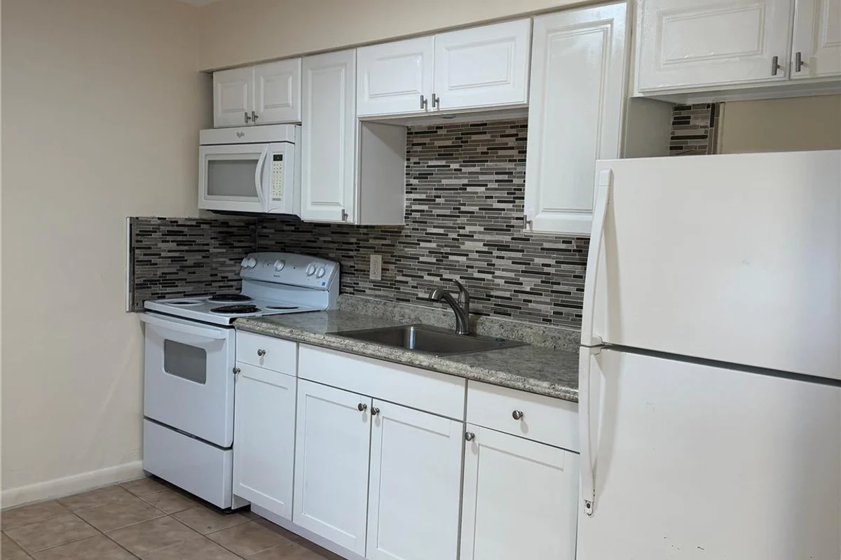 3908 NW 30th Ter #3, Lauderdale Lakes: photo 1 of 12