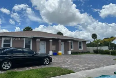 1533 W 26th Ct, Riviera Beach: photo 1 of 3
