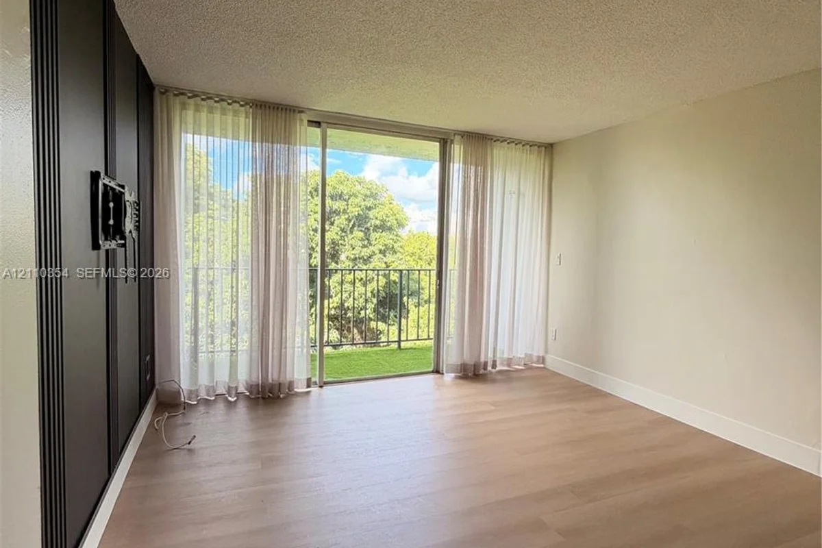 8801 W Flagler St #309, Miami: photo 1 of 17
