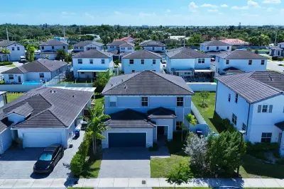 12740 SW 214th Ter, Miami: photo 1 of 6