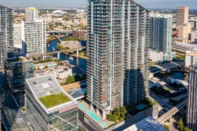 68 SE 6th St #1906, Miami: photo 1 of 85
