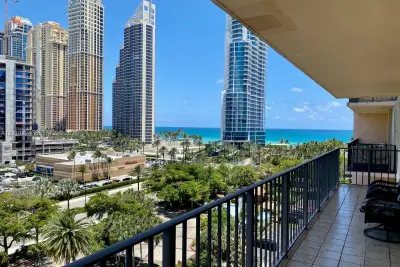 210 174th St #912, Sunny Isles Beach: photo 1 of 21