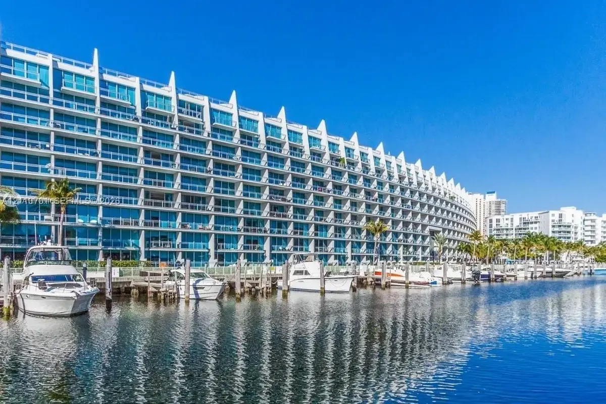 Condo in Aventura: photo 1 of 25