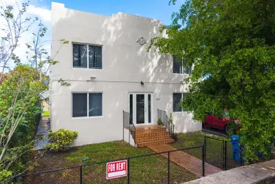 1853 SW 17th St #4, Miami: photo 1 of 35