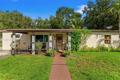 2007 NW 89th St, Miami: photo 1 of 41