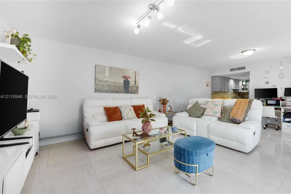 14357 SW 97th Ter, Miami: photo 1 of 32