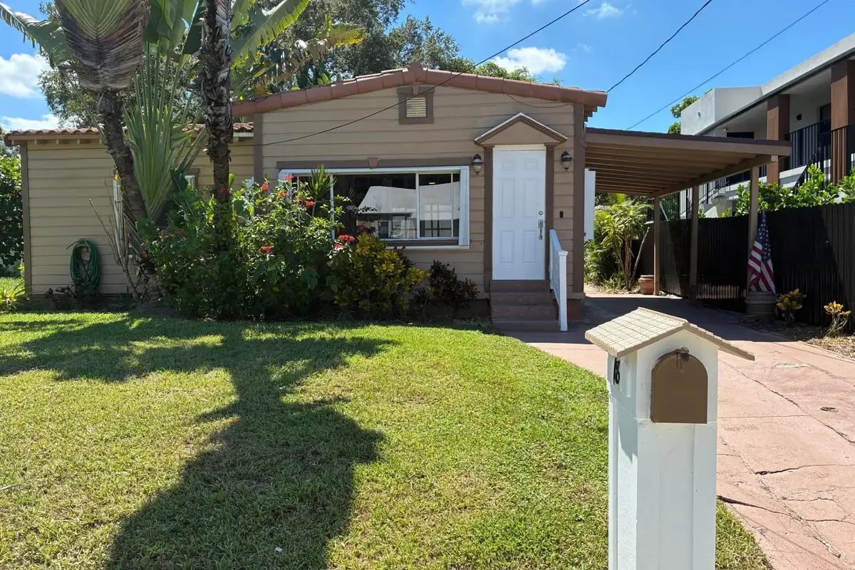 18 SE 10th St, Fort Lauderdale: photo 1 of 21
