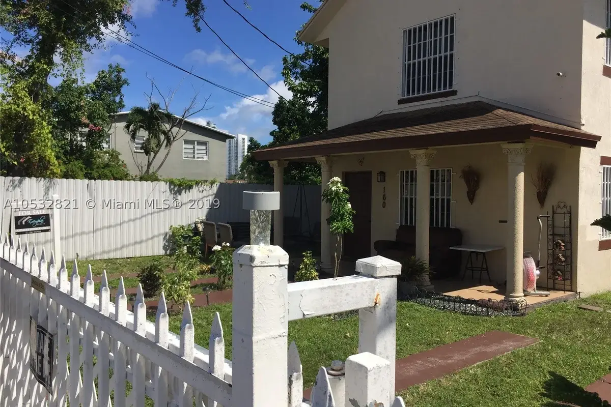 160 NW 27th St, Miami: photo 1 of 5