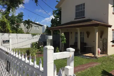 160 NW 27th St, Miami: photo 1 of 5